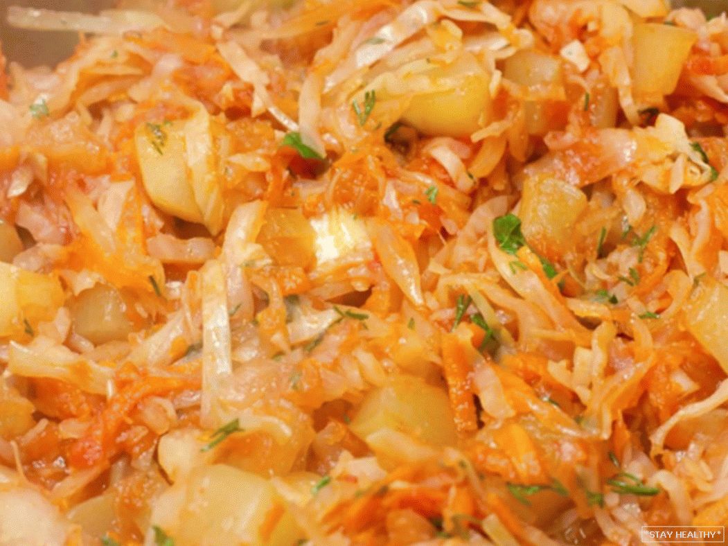 Как потушить капусту с картошкой кабачками. Овощное рагу с капустой. Рагу овощное с белокочанной капустой. Кабачки тушёные с овощами. Как потушить капусту с картошкой кабачками.