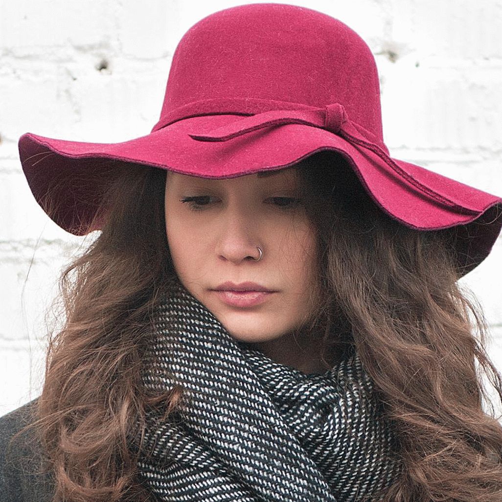 Campos amplos em um chapéu da moda 2017-2018