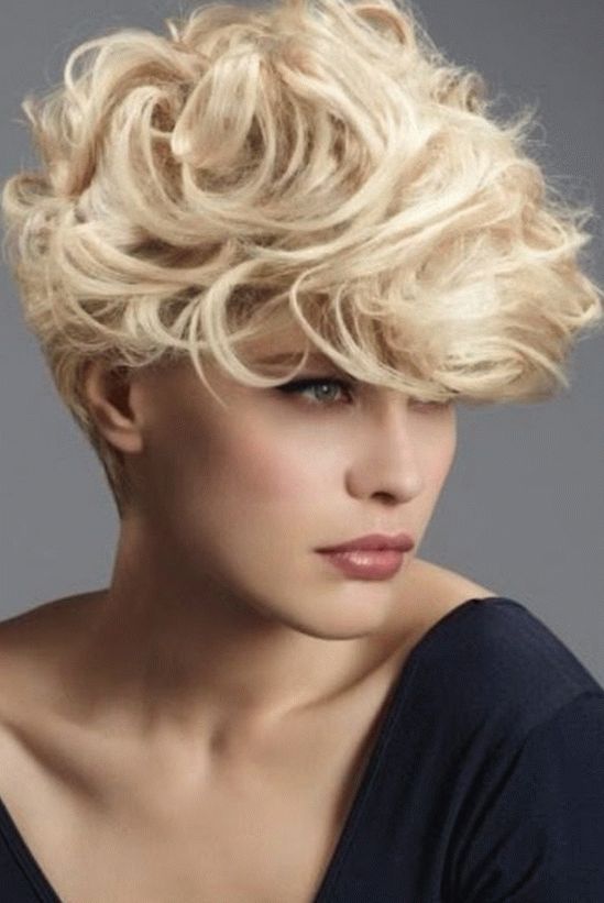 Corte de cabelo curto e cachos