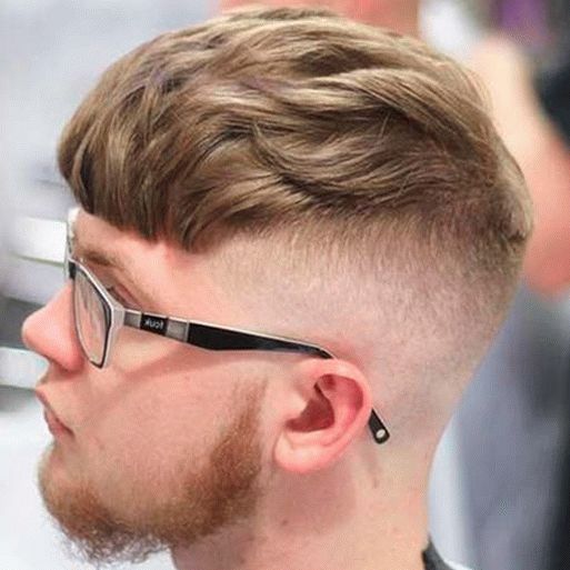 Penteado masculino com laterais raspadas para adolescentes
