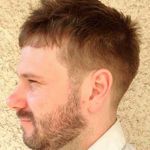 Penteado masculino com laterais raspadas