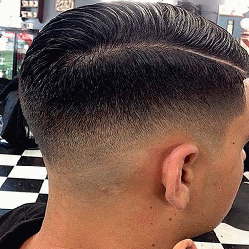 Penteado masculino com laterais raspadas
