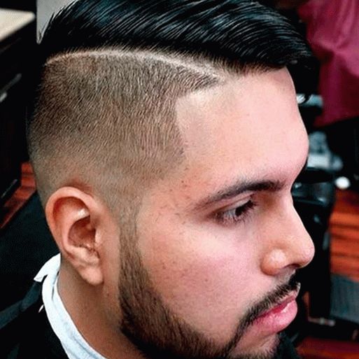 Penteado masculino com laterais raspadas