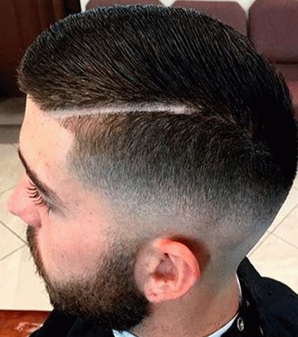 Penteados masculinos com templos raspados e uma nuca