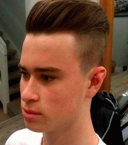 Penteados masculinos com templos raspados e uma nuca