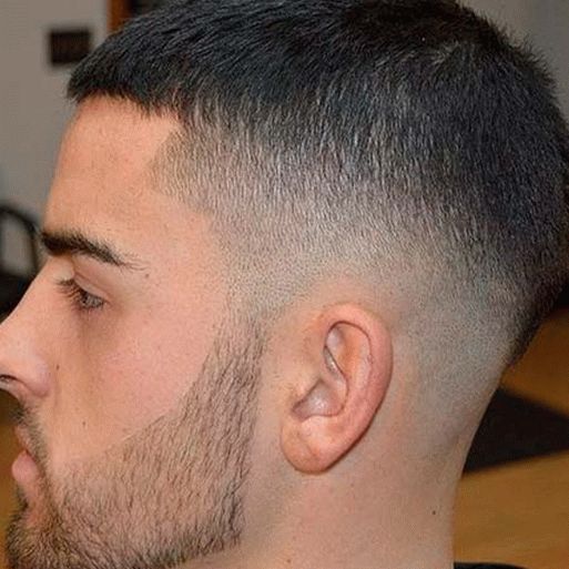 Penteado masculino com laterais raspadas para adolescentes