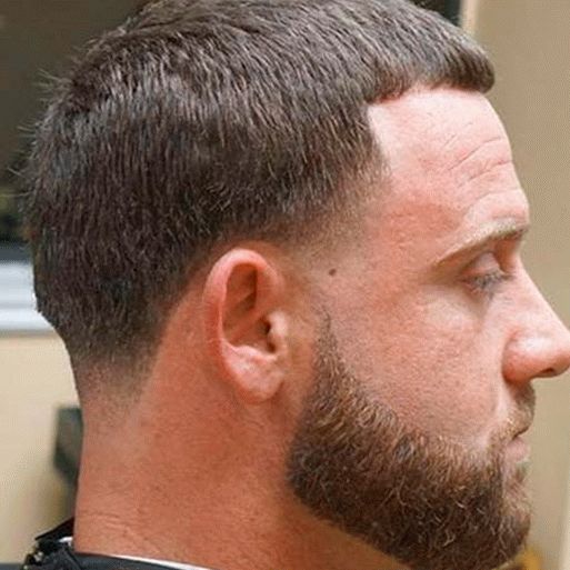 Penteado masculino com laterais raspadas para adolescentes