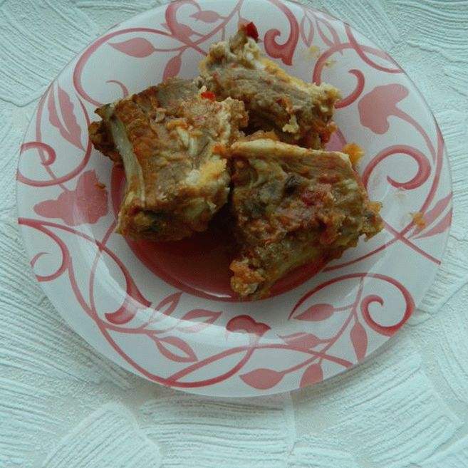 Costelas de estilo canadense em uma panela lenta